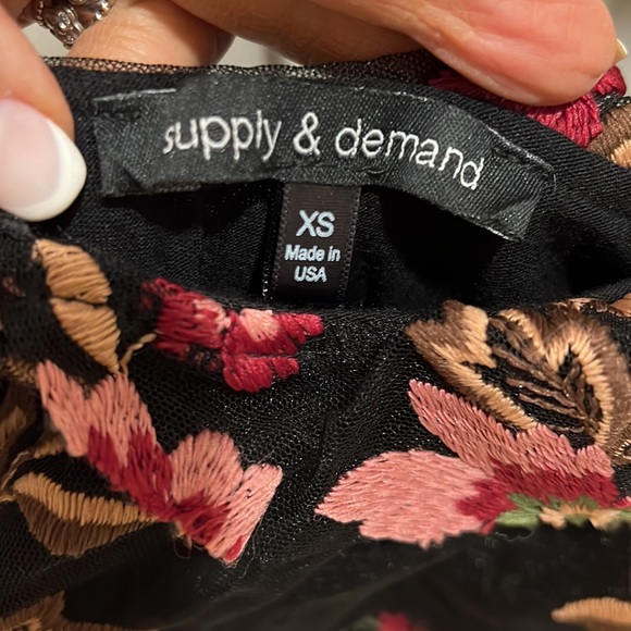 Supply and Demand off-the Shoulder Ruffled Long Sleeve Top XS BLACK WITH PINK - Picture 4 of 6